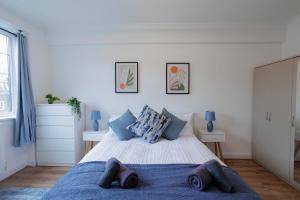 伦敦Lovely 2-bed Highbury Home的一间卧室配有一张带蓝色毯子的大床
