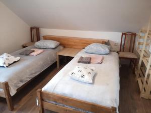 采列Small house in Celje的配有2把椅子的客房内的2张单人床
