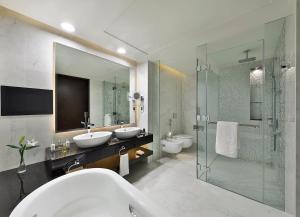 阿布扎比阿布扎比艾尔胡瑟万豪酒店的一间带两个水槽和玻璃淋浴间的浴室