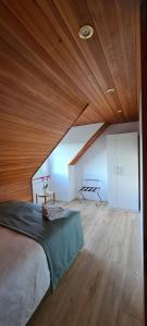 EcublensMilladon Logement en face de l'EPFL的一间卧室设有一张大床和木制天花板