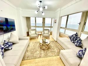 亚历山大Alexandria Luxury Apartments Stanley Direct Sea View的客厅配有沙发和桌子