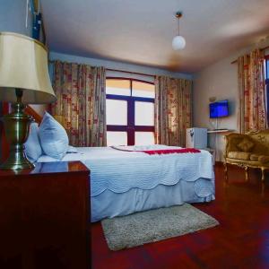 马普托Lidia's Place Guest House的一间卧室设有一张床和一个窗口