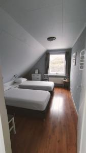 泽沃德Vakantiehuis Horsterwold的一间卧室设有两张床和窗户。