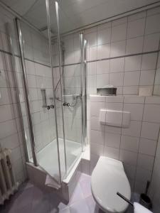 维林根Hotel Haus Christel的带淋浴和卫生间的白色浴室