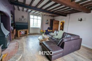 Burton JoyceHomely 4-bed Home in Nottingham by Renzo, Peaceful Location, Sleeps 8!的客厅配有真皮沙发和电视