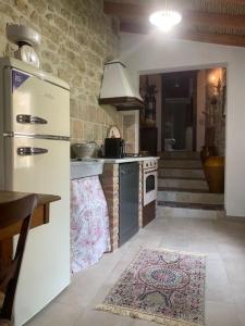 Casa tipica sarda的厨房配有白色冰箱和炉灶。