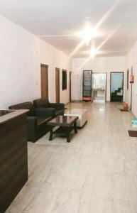 AyodhyaPremshi Guest House的客厅配有沙发和桌子