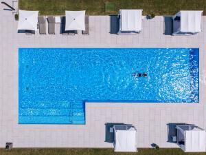 佐洛恰尼Zala Springs Golf Resort的游泳池的顶部景色,游泳池里的人