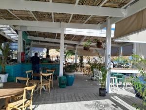 蓬塔卡纳Playa Turquesa Ocean Club的一个带桌椅的餐厅庭院