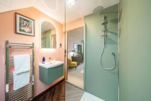 克雷尔Westland Shores的带淋浴和盥洗盆的浴室