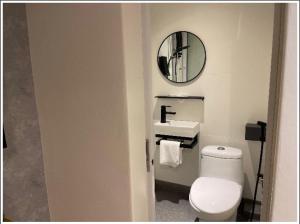 瓜拉丁加奴Double H Boutique Hotel的一间带卫生间、水槽和镜子的浴室