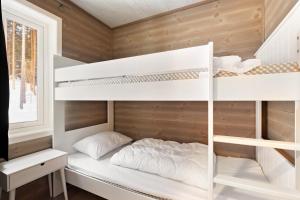 弗罗达尔Moderne hytte met eindeloos uitzicht en een sauna的小屋内一间卧室配有双层床