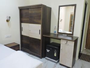 阿贡达Abba's Glory Land - Agonda的一间卧室配有木制橱柜和镜子