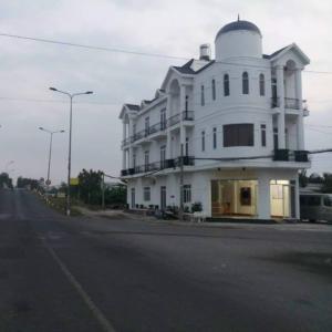 Tràm ChimVIEW HOTEL-TRÀM CHIM的街道边的白色大建筑