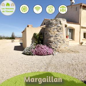 阿尔勒Margaillan - Parking - Jardin - Clim的房子前方有花的石墙