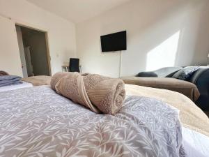 菲林根-施文宁根Cozy Vacations Home in the Black Forest的一间卧室配有一张带两个枕头的床