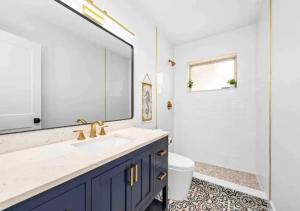 那不勒斯Stunning 3 Bedroom Home In Naples的一间带水槽、镜子和卫生间的浴室
