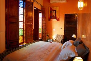 非斯雷德阿达里萨酒店的一间卧室设有两张床和两个窗户。