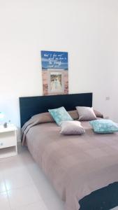 帕拉迪索海岸Villini Cala del Sole - INFINITYHOLIDAYS的一间卧室配有一张大床和枕头