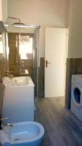帕拉迪索海岸Villini Cala del Sole - INFINITYHOLIDAYS的一间带水槽和洗衣机的浴室