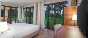 贝尔迪比Nirvana Mediterranean Excellence - Ultra All Inclusive的卧室配有一张床、一张书桌和窗户。