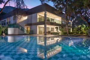 贝尔迪比Nirvana Mediterranean Excellence - Ultra All Inclusive的一座房子前面设有游泳池
