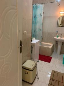 赫尔格达شقة سكنية ذات طابع عائلى متميز بها كافة الامكانيات من فلتر ماء وواى فاى的带淋浴、卫生间和盥洗盆的浴室