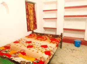 王舍城GRG Kameshwar Bhawan Rajgir的一间卧室,床上放着鲜花