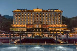 特雷梅佐特雷麦梭大酒店的一座大型建筑,前面有一个喷泉