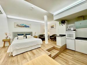 桑坦德LOFT CENTRE SANTANDER的一间带白色床的卧室和一间厨房