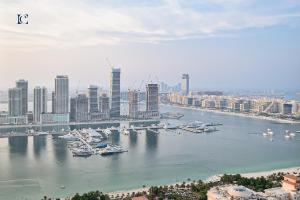 迪拜Sea-View 2Bedroom plus Sofa Bed - Near JBR Beach - HEI的停靠在城市港口的一群船