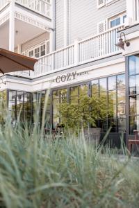 蒂门多弗施特兰德The Cozy Hotel & Lofts Timmendorfer Strand的大楼一侧有标志的餐厅