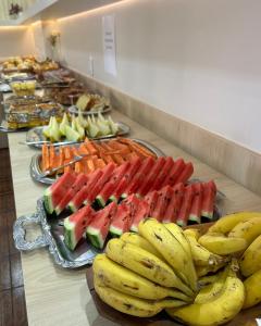 卡达斯诺瓦斯圣克拉拉酒店的自助餐,包括西瓜和香蕉在餐桌上