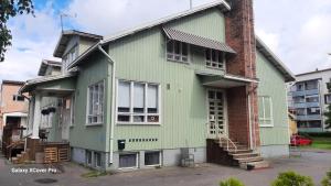 奥卢Oulun Satamahuoneet的建筑物一侧的绿色房子