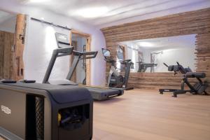 基普芬贝格Der Postwirt的健身房设有数台跑步机和健身自行车