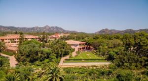 奥罗塞伊Villaggio Cala Ginepro Resort & SPA的享有花园的空中景致,以山脉为背景