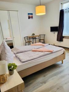 博尔库姆Haus Deitje的一间卧室配有两张床和一张桌子