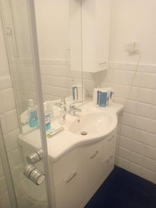 佛罗伦萨Firenze in Bnb的白色的浴室设有水槽和镜子
