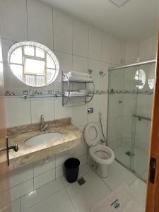 卡达斯诺瓦斯圣克拉拉酒店的一间带水槽、卫生间和淋浴的浴室
