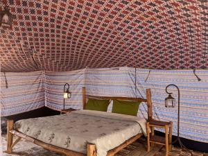 LompoulCamp Rêve de Nomade的帐篷内一间卧室,配有一张床