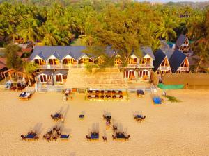 阿贡达Agonda Serenity Resort的海滩上的度假村的空中景致