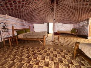 LompoulCamp Rêve de Nomade的帐篷内带一张床和椅子的房间