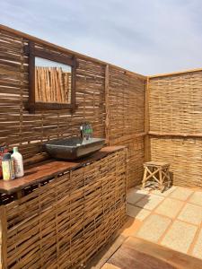 LompoulCamp Rêve de Nomade的木墙上带水槽的浴室
