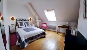 拉罗什波赛Le Jardin des Lys的一间卧室设有一张大床和一个窗户。