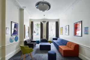 伦敦Campbell House的客厅配有沙发和椅子