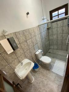 SítioPousada Marinheiro的一间带水槽、卫生间和淋浴的浴室