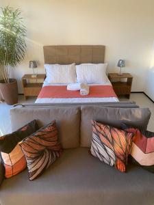 伊塔卡雷Itacaré Aluguel的一张大床,沙发放在房间里
