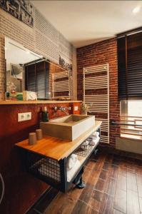 魏玛36 Phô Cô Hotel & Suites的厨房设有水槽和砖墙
