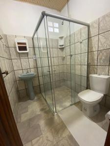 SítioPousada Marinheiro的带淋浴、卫生间和盥洗盆的浴室