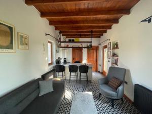 于尔居普Doğa da bir ev…的客厅配有沙发、椅子和桌子